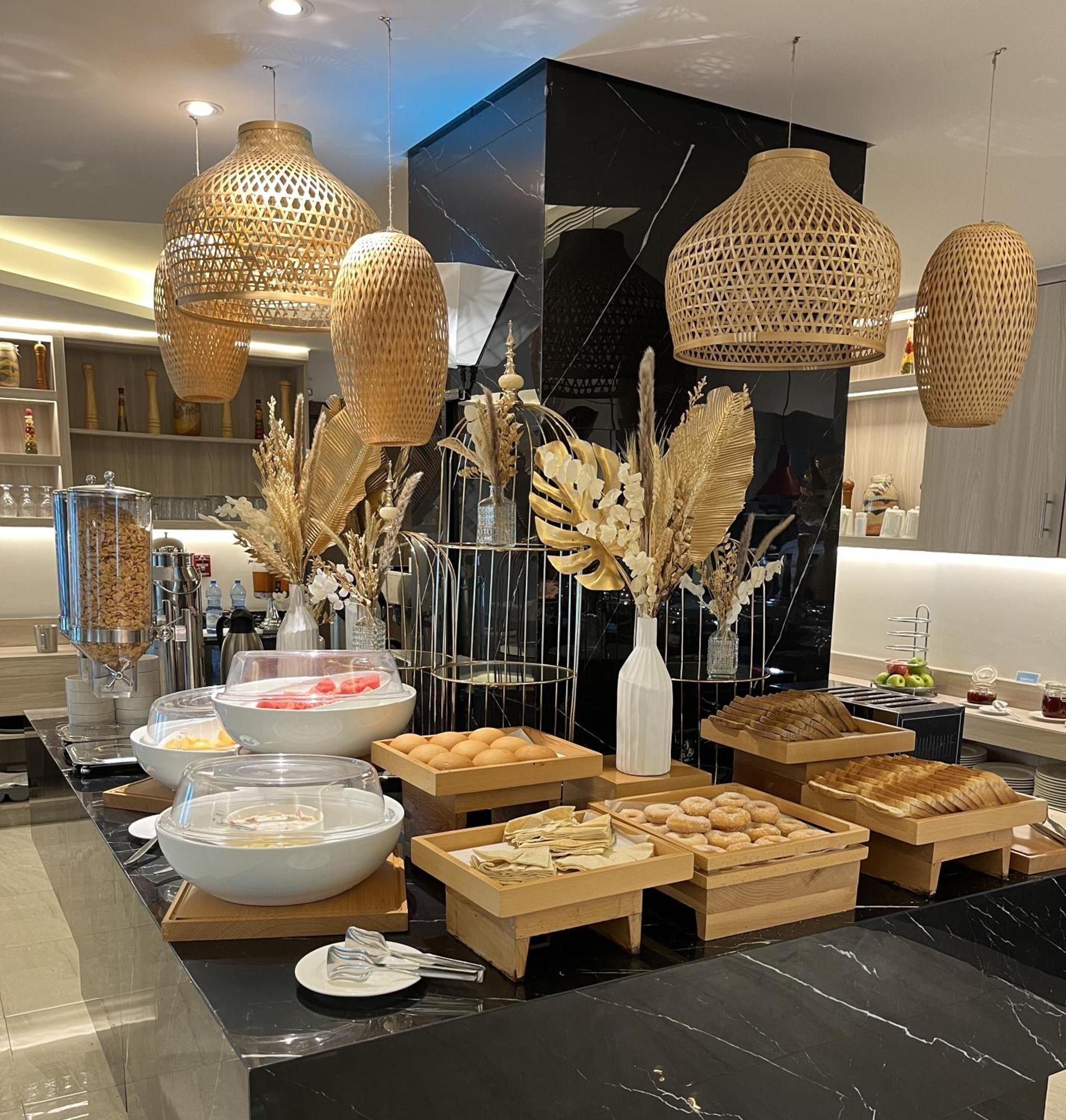 C - Hotel And Suites Doha Extérieur photo